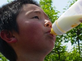 おっぱい祭りおっぱい早飲み競争
