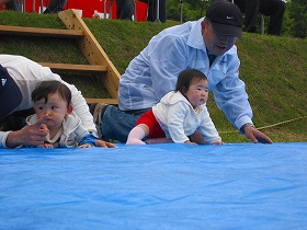 おっぱい祭り赤ちゃんハイハイ競争
