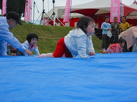 おっぱい祭り赤ちゃんハイハイ競争