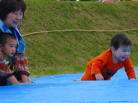 おっぱい祭り赤ちゃんハイハイ競争