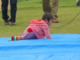 おっぱい祭り赤ちゃんハイハイ競争