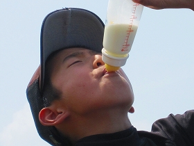おっぱい祭りおっぱい早飲み競争