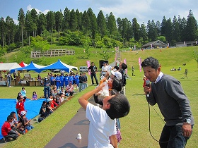 おっぱい祭りおっぱい早飲み競争