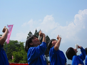 おっぱい祭りおっぱい早飲み競争