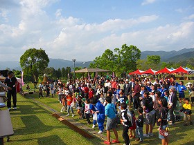 おっぱい祭り餅投げ