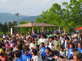 おっぱい祭り餅投げ